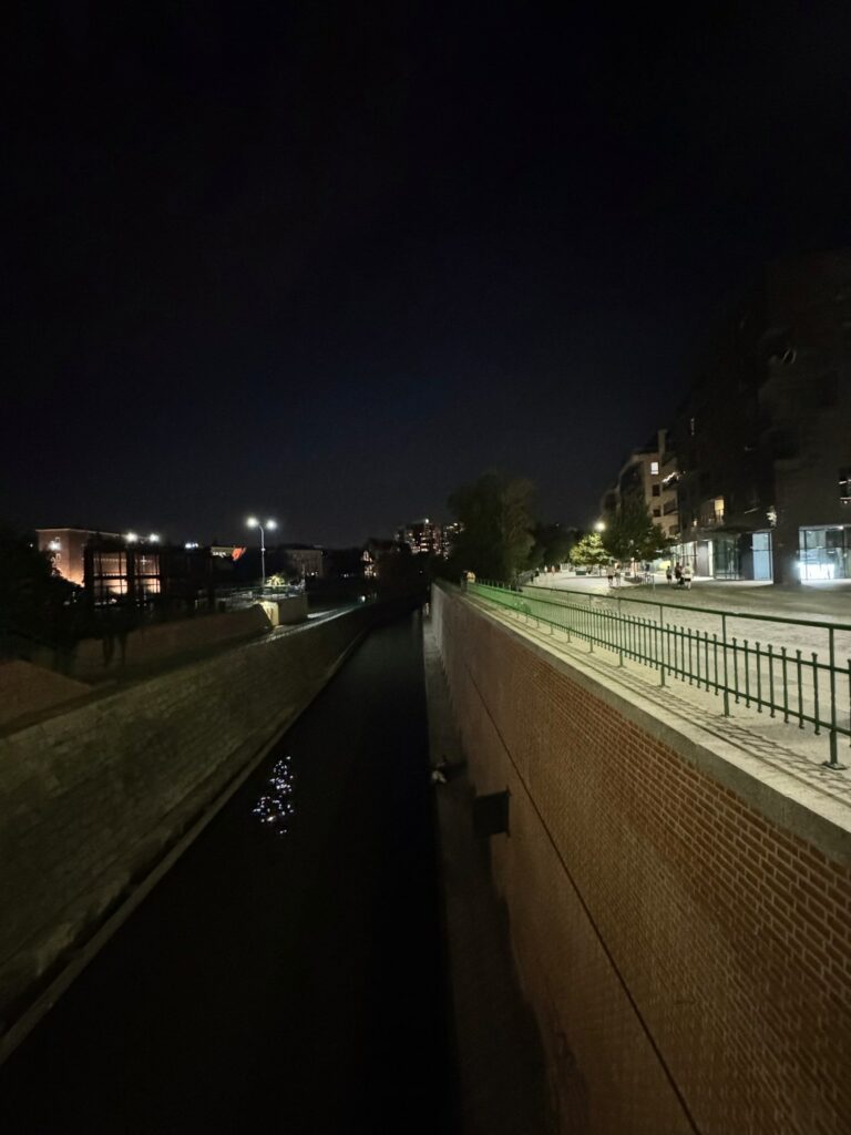 Zdjęcie nocne wykonane iPhone 15 Pro Max
