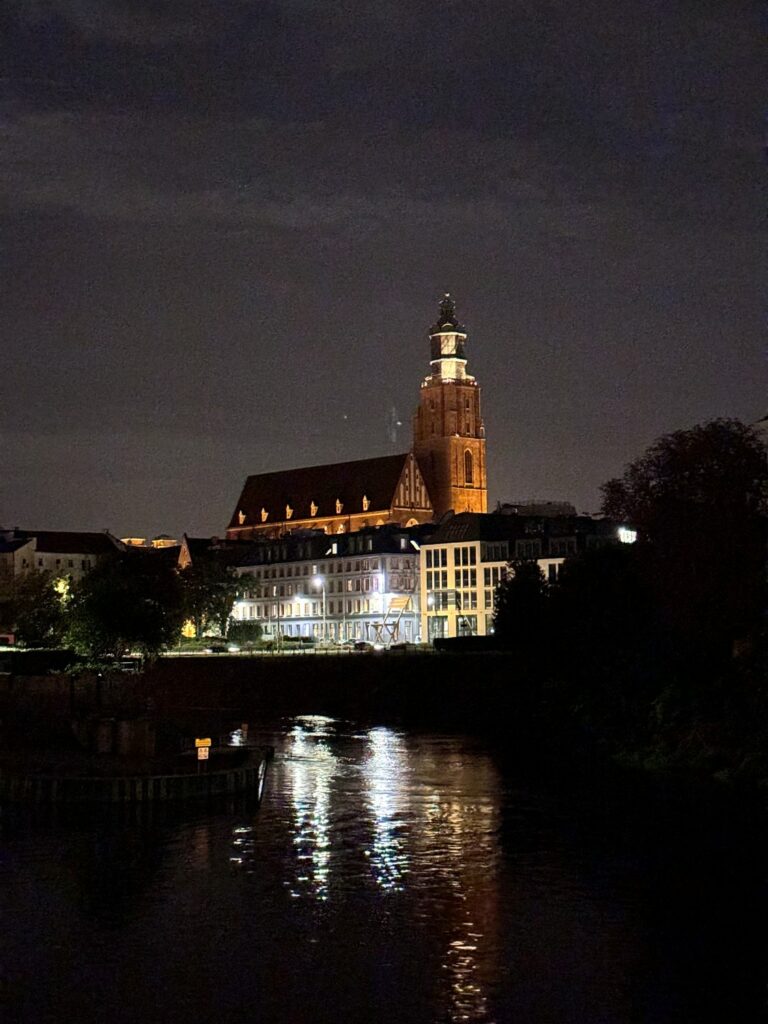 Zdjęcie nocne wykonane z zoomem cyfrowym w iPhone 15
