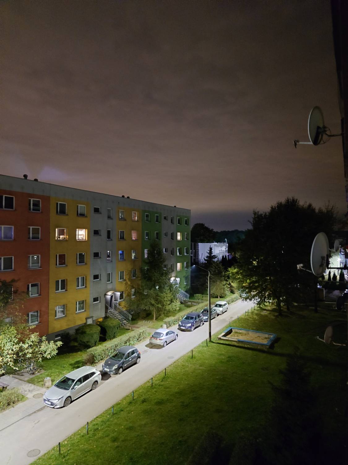 sony xperia 5 v zdjęcie bloku noc