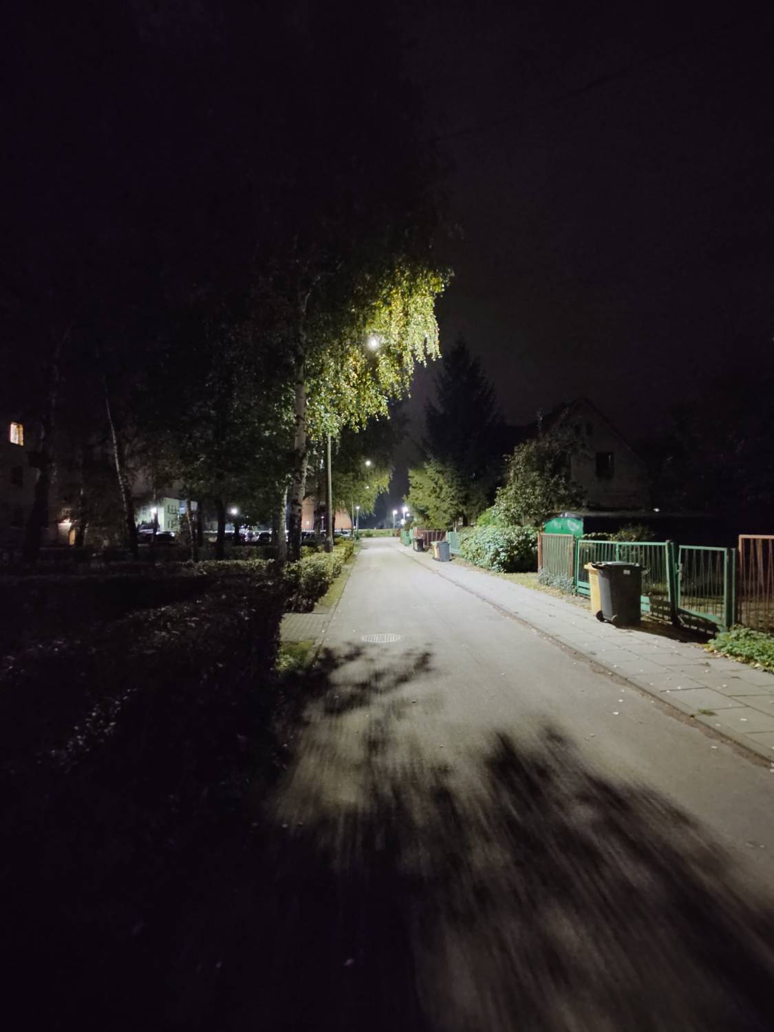 sony xperia 5v zdjęcie nocne na ulicy szeroki