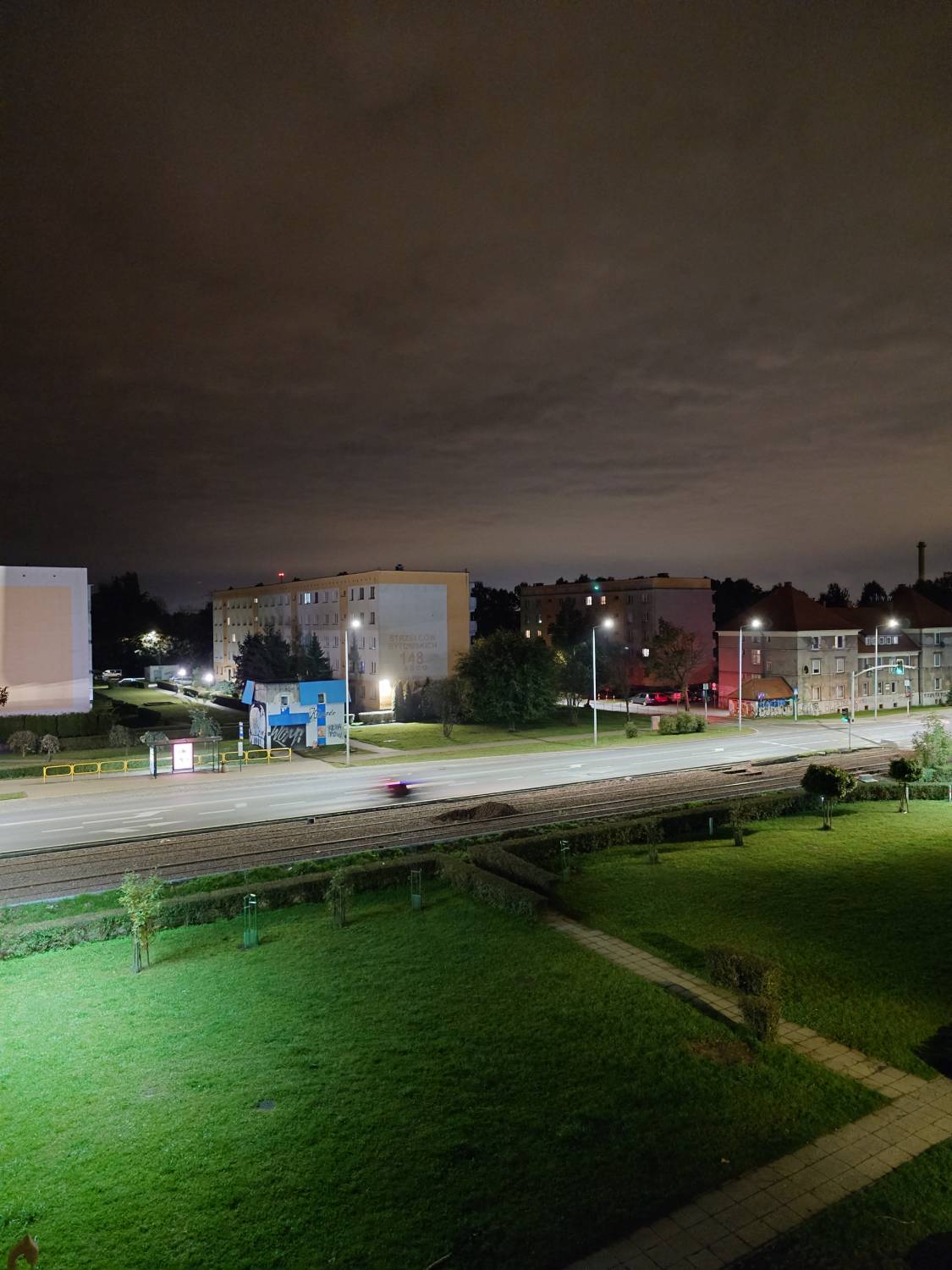 sony xperia 5 v zdjęcie ulicy noc