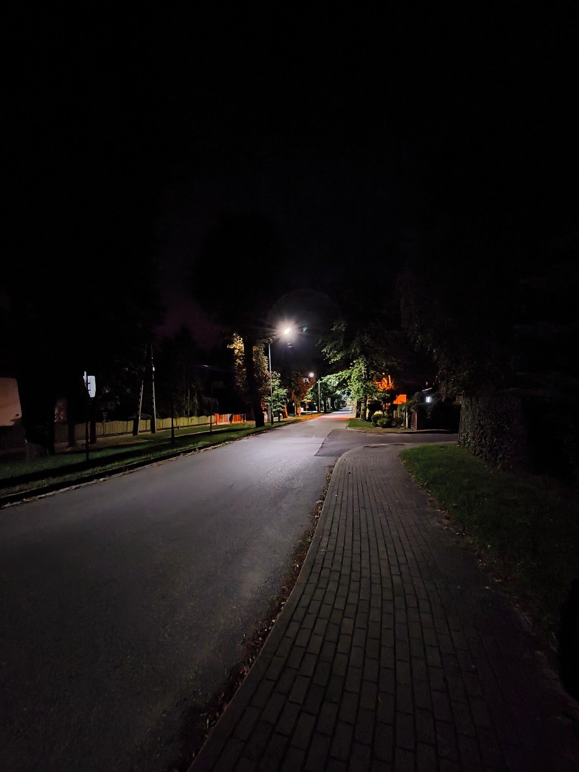 xiaomi 13t szeroki zdjęcie nocne ulicy