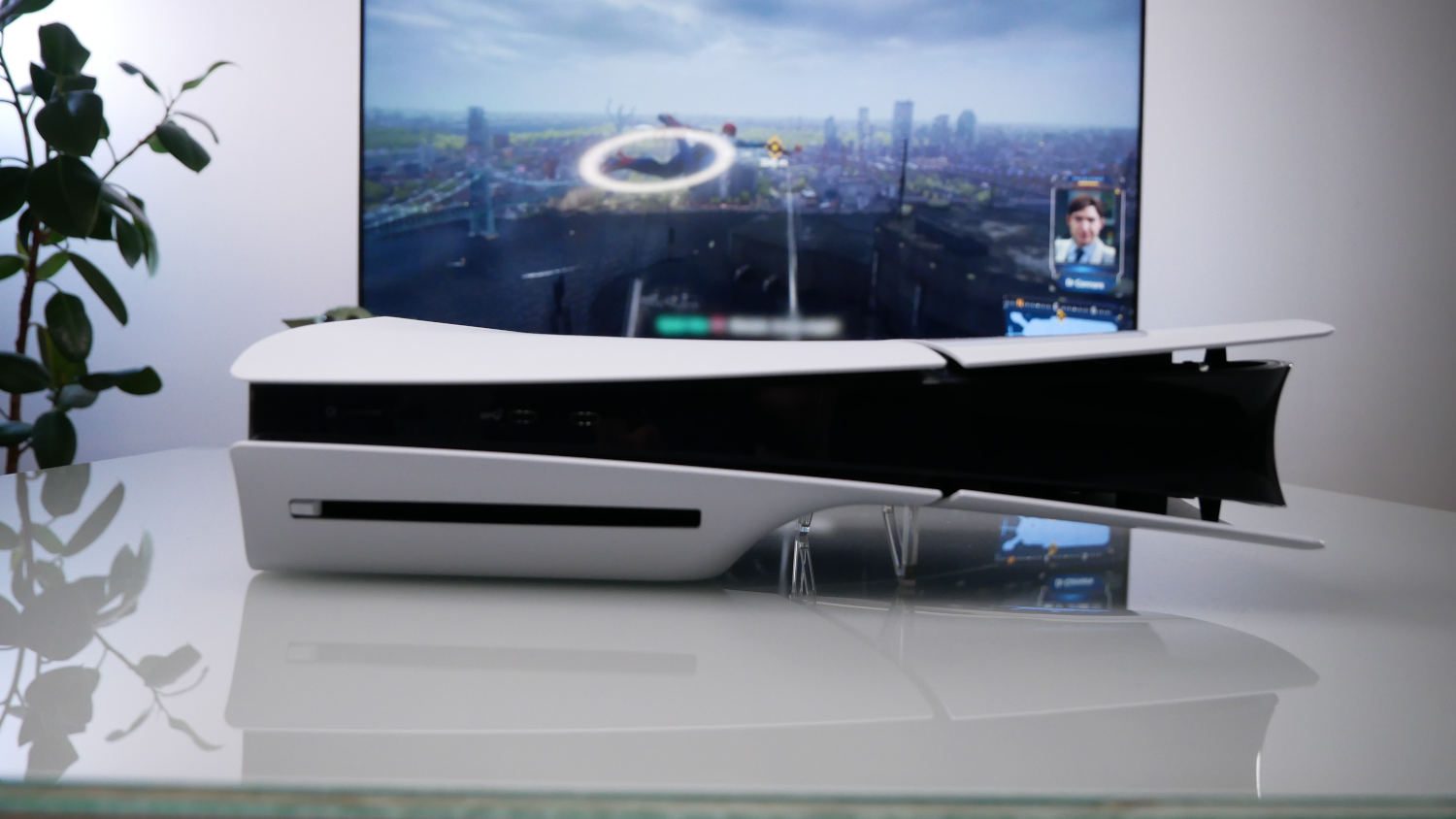 ps5 slim na tle tv z włączoną gra spider-man 2