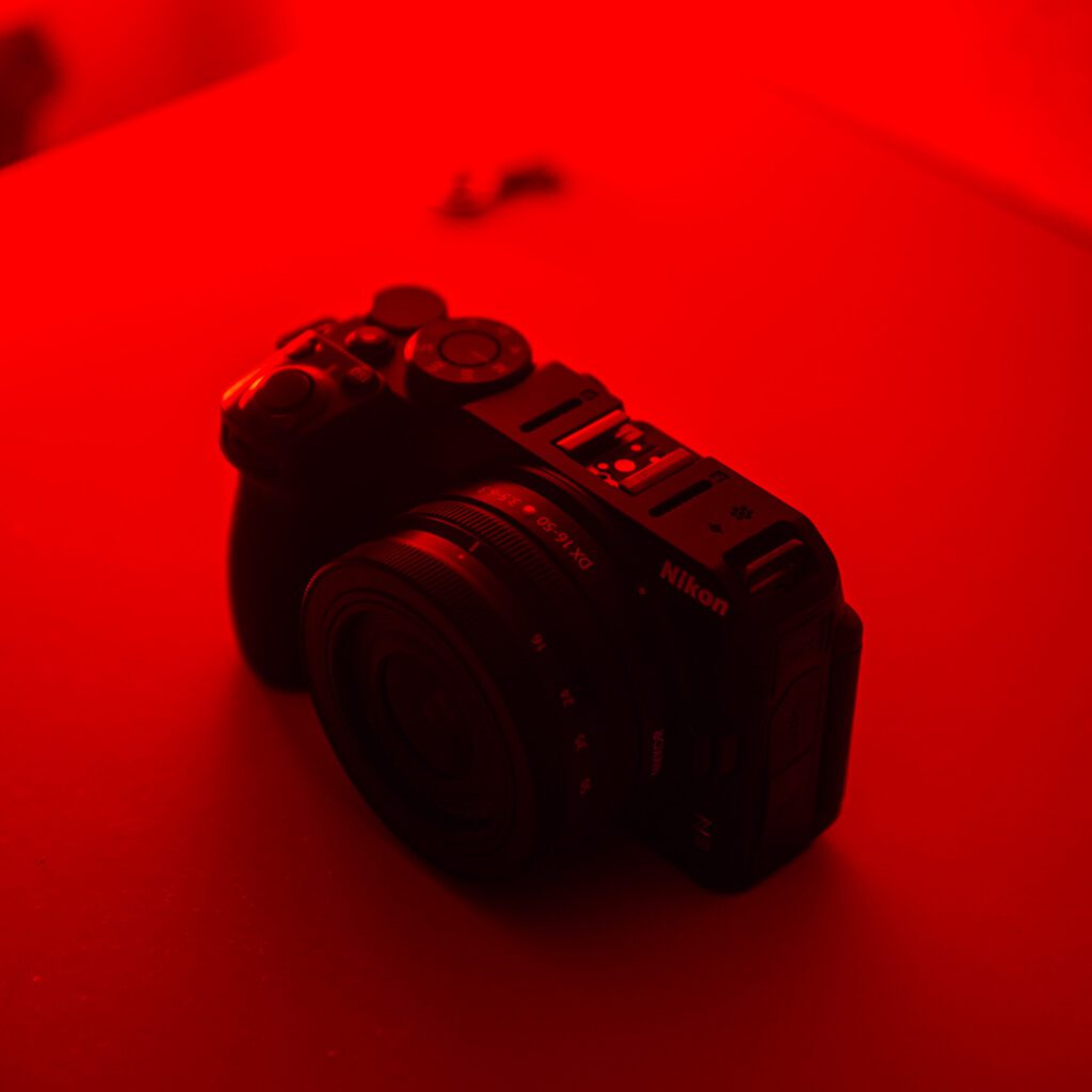 Na biurku Nikon Z30 16-50 mm VR