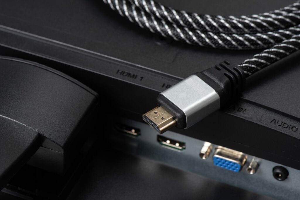 Kabel HDMI i złącze HDMI w monitorze