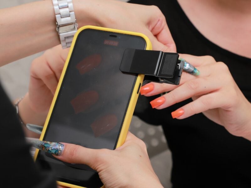 Jak robić zdjęcia paznokci smartfonem? Najlepsze telefony do robienia zdjęć w trybie makro i akcesoria fotograficzne