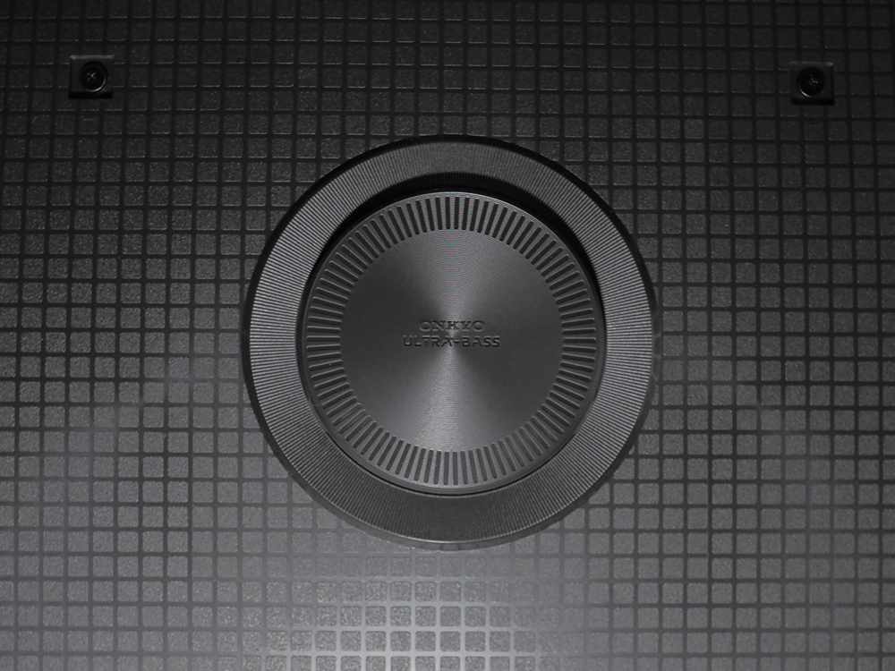 Subwoofer na tylnej ściance obudowy TCL 65C655