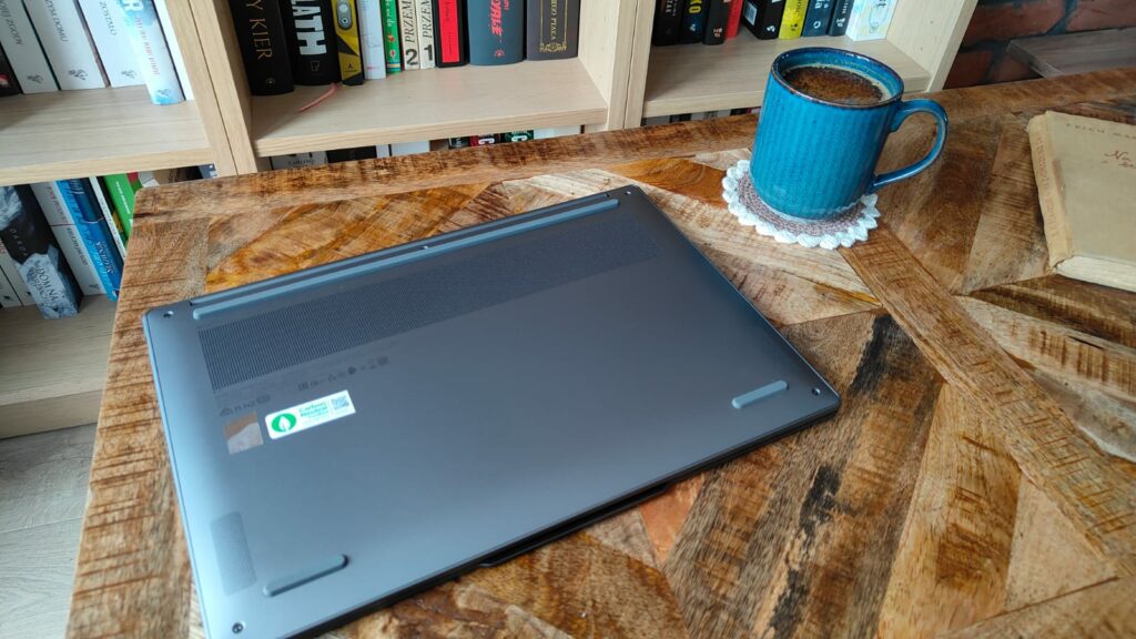 Lenovo Yoga Slim 7i Aura Edition z góry