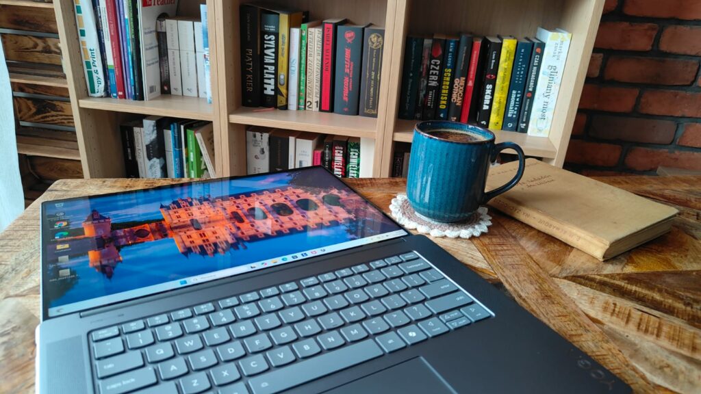 Lenovo Yoga Slim 7i Aura Edition rozłożony