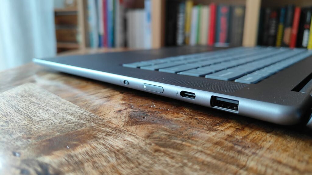 Lenovo Yoga Slim 7i Aura Edition porty prawa