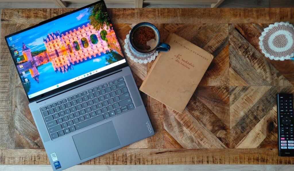 Lenovo Yoga Slim 7i Aura Edition z góry rozłożony