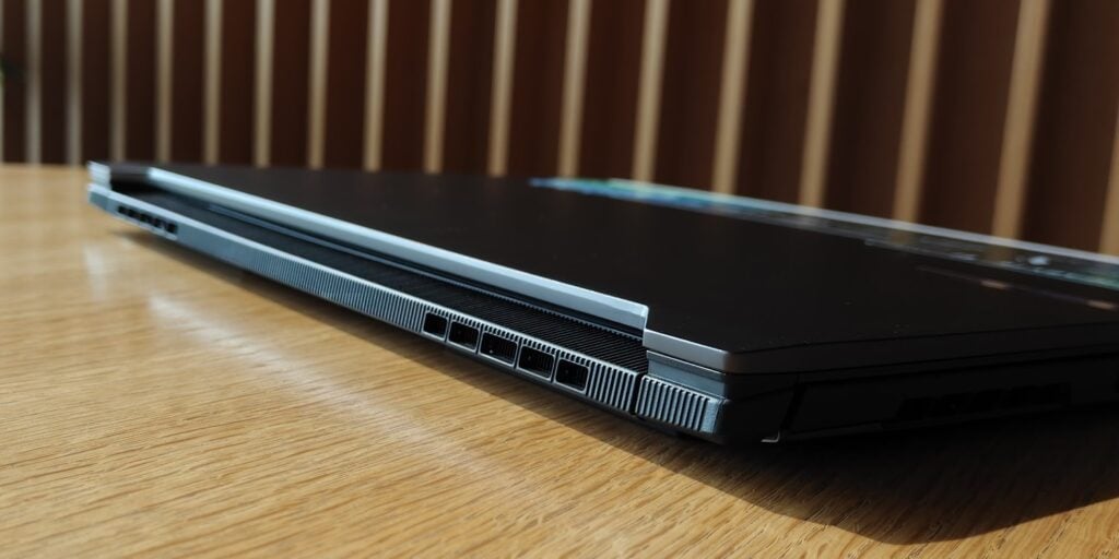 wysokość laptopa gigabyte aero x16