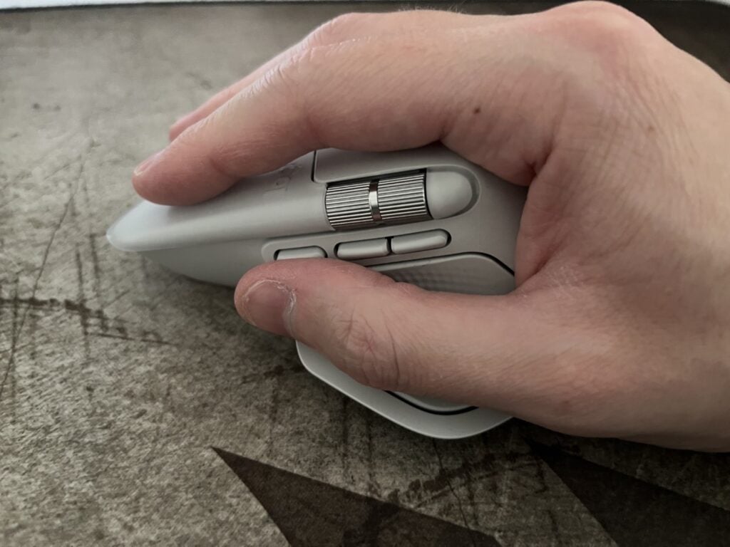 logitech mx master 4 w dłoni