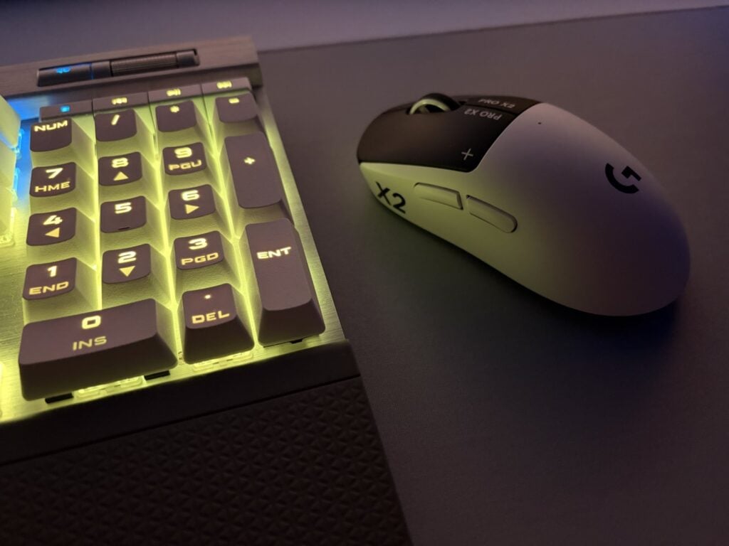 logitech g pro x2 superstrike na tle klawiatury z rgb