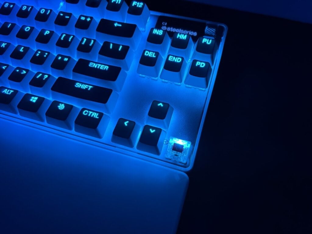 niebieskie podświetlenie w steelseries apex pro tkl gen 3 white