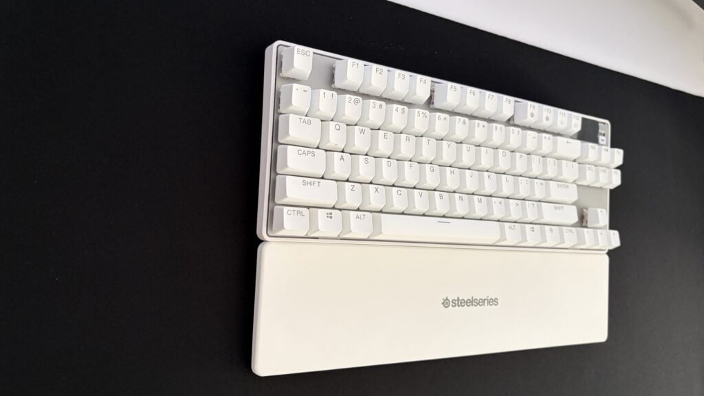 steelseries apex pro tkl z boku