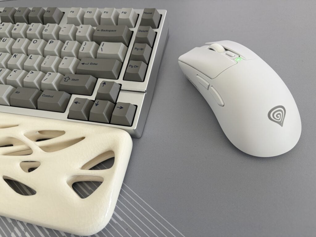 genesis zircon 880 pro na tle klawiatury