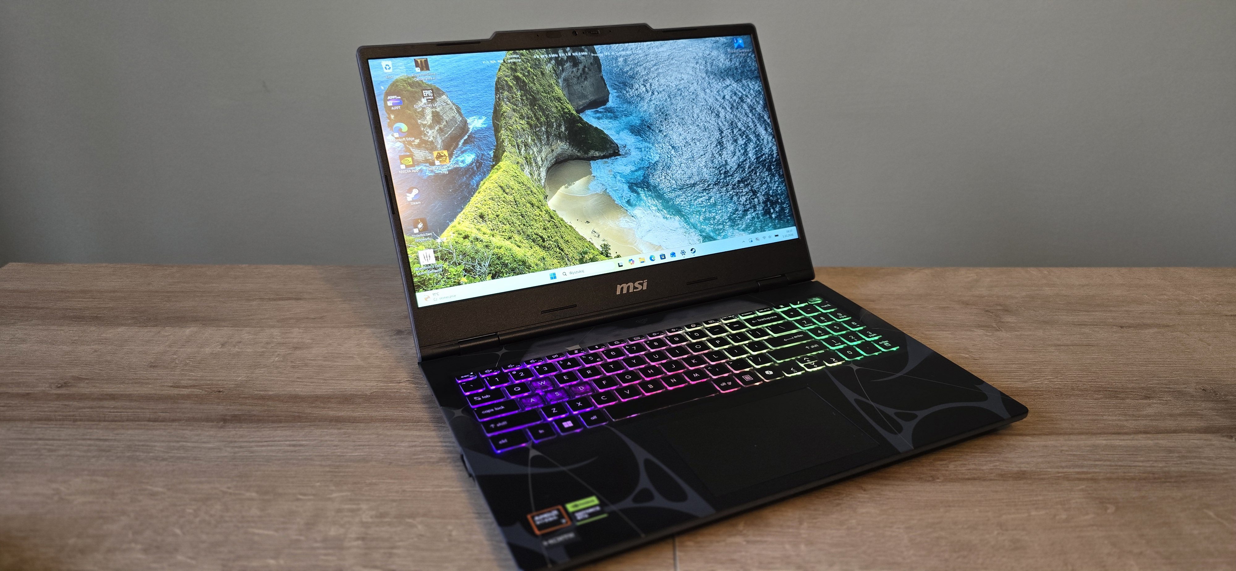 MSI Cyborg A15 AI – recenzja laptopa dla gracza. Efektowny wygląd, RTX 5050 i naprawdę solidna jakość wykonania
